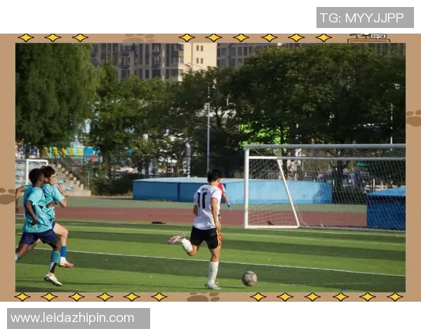 悲壮足球的背影与荣耀在绿茵场上的交织与碰撞 悲壮足球的背影与荣耀在绿茵场上的交织与碰撞